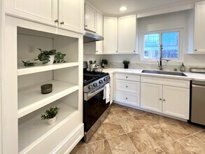 325 E Stocker St in Glendale, CA - Foto de edificio - Building Photo