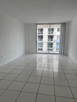 5099 NW 7th St in Miami, FL - Building Photo
