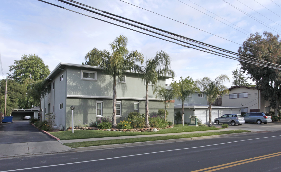 Middle Park Apartments in Menlo Park, CA - Building Photo