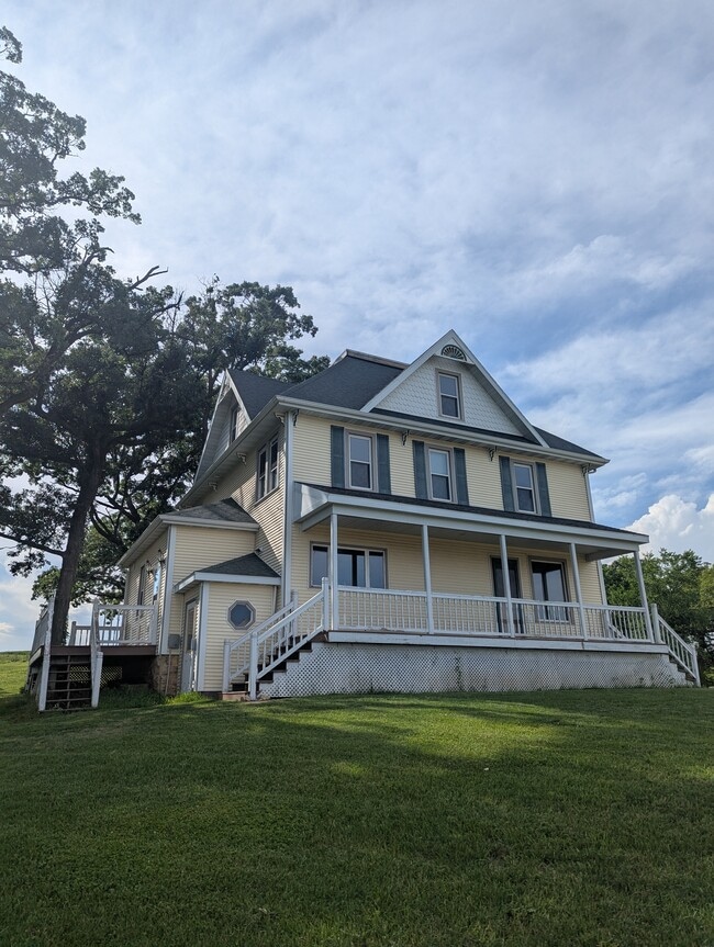 10326 Brattlie Rd in Mount Horeb, WI - Building Photo - Building Photo