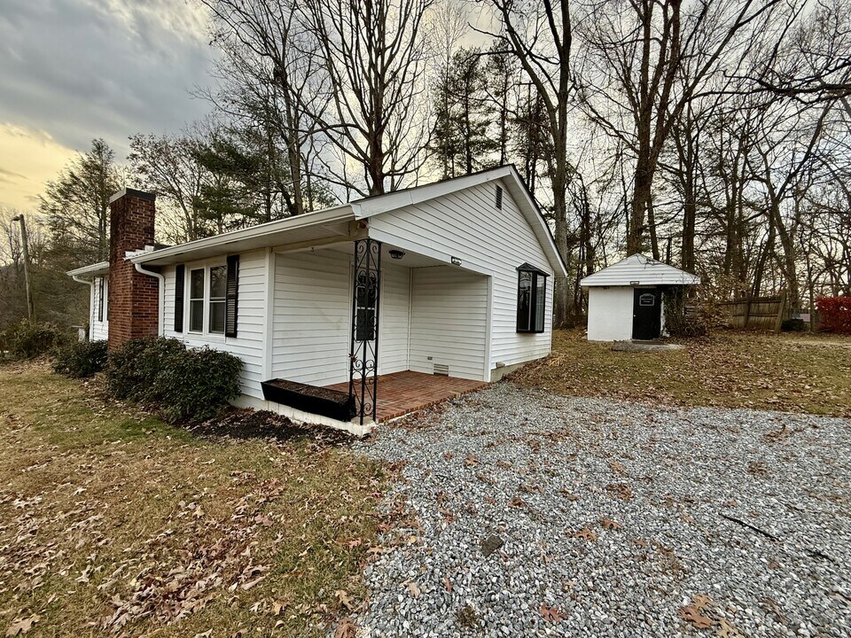 117 Holly Ave in East Flat Rock, NC - Building Photo