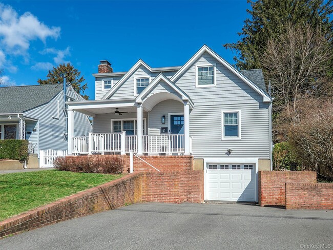 17 Winans Pl in Locust Valley, NY - Building Photo - Building Photo