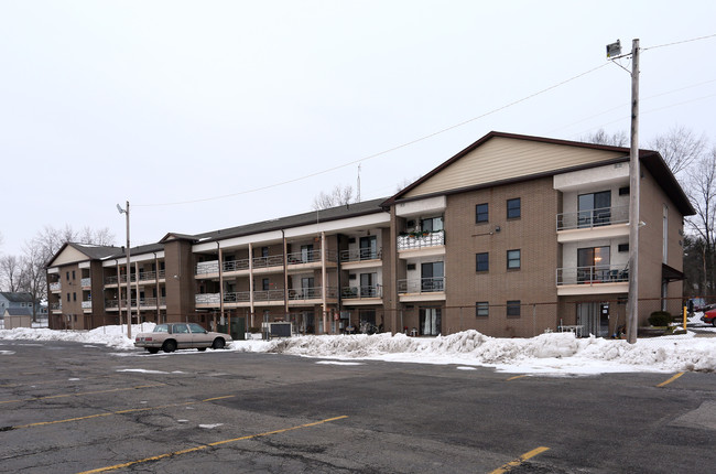 Eastview Apartments in Warren, OH - Building Photo - Building Photo