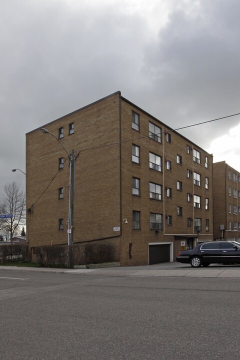 126 Lakeshore Rd W in Mississauga, ON - Building Photo