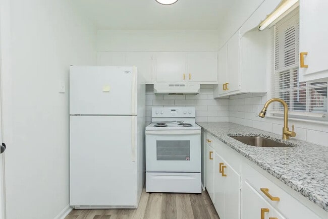 Room in Townhome on Greenbriar Rd in Greensboro, NC - Building Photo - Building Photo