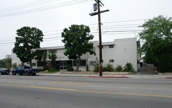 16655 Vanowen St in Van Nuys, CA - Building Photo - Building Photo