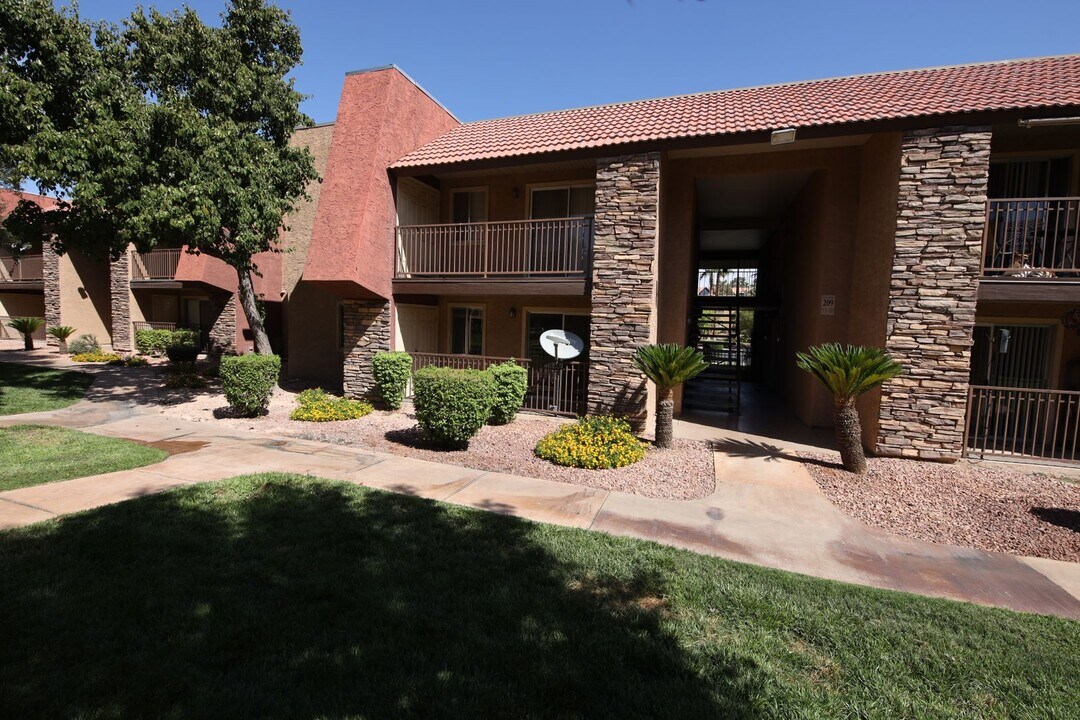 5081 RIVER GLEN Dr in Las Vegas, NV - Building Photo
