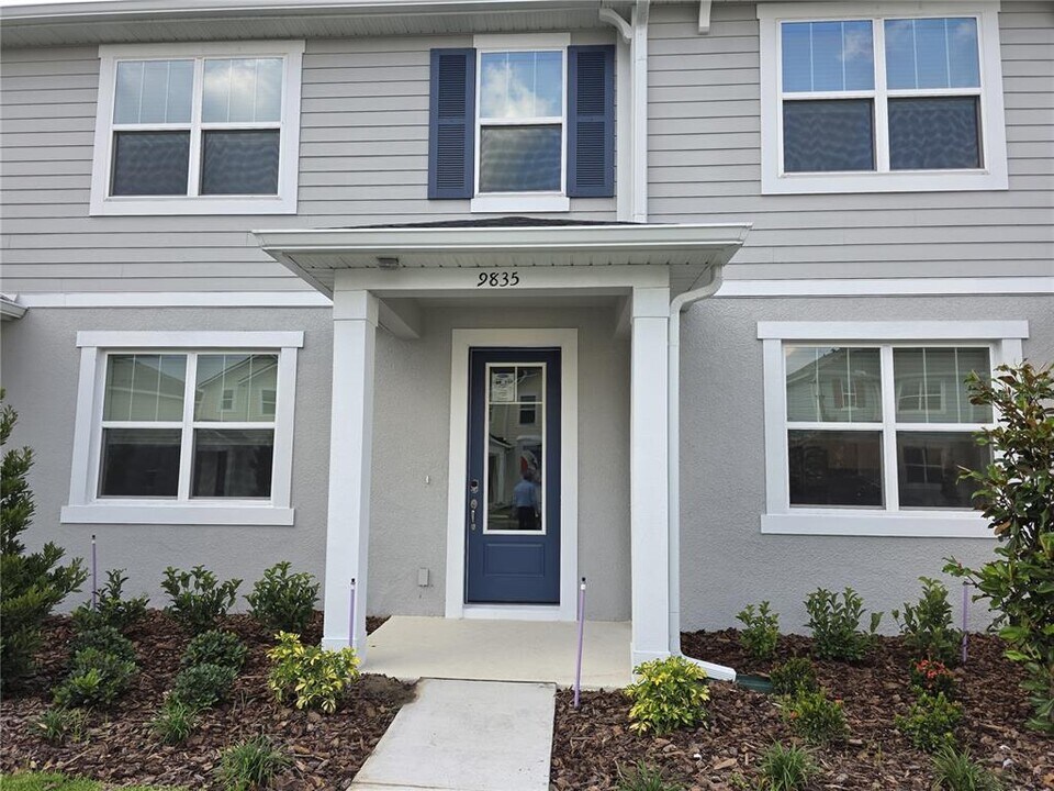 9835 Walkway Dr in Orlando, FL - Building Photo