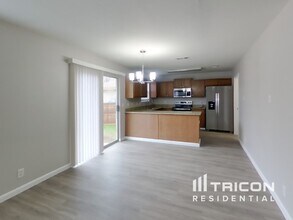 10734 Tiger Grove in San Antonio, TX - Foto de edificio - Building Photo
