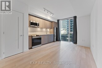 357-357 King St W in Toronto, ON - Building Photo - Building Photo
