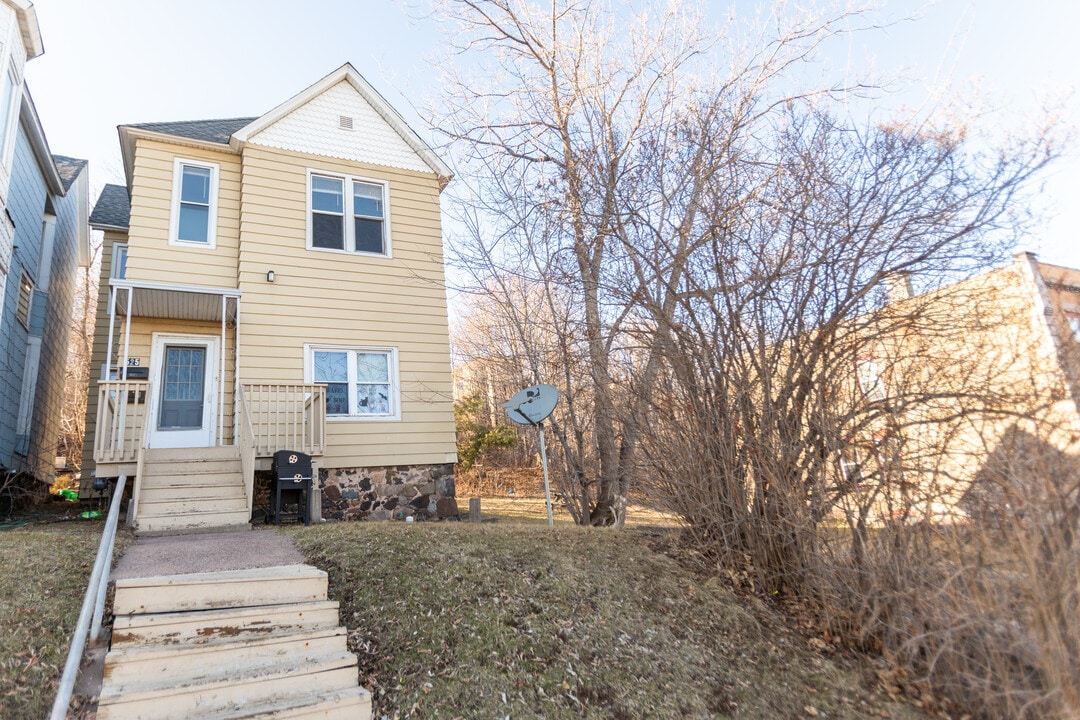 525 W 4th St, Unit 2 in Duluth, MN - Building Photo