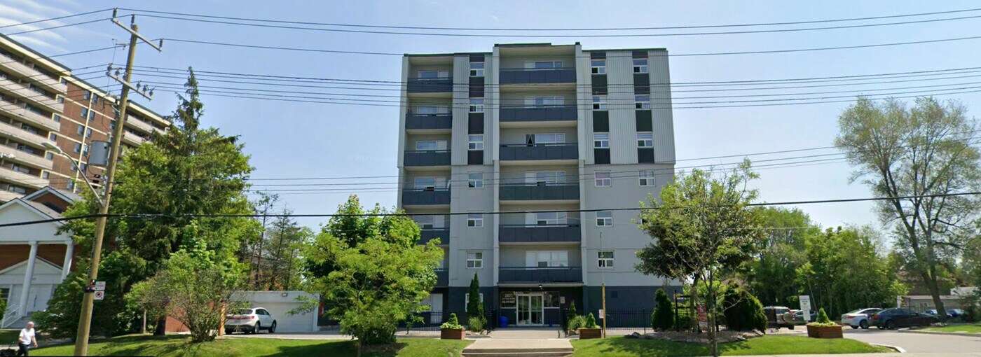 Royal Palace Apartments in Toronto, ON - Building Photo
