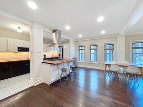 2330 Euclid Heights Blvd, Unit 301 in Cleveland, OH - Foto de edificio - Building Photo