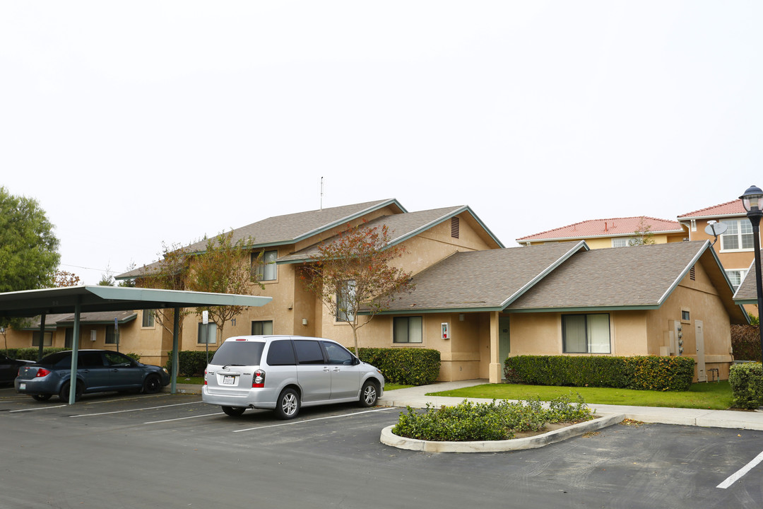 Almond Court in Wasco, CA - Foto de edificio