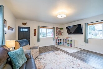 365 S 15th St in Philomath, OR - Building Photo - Building Photo