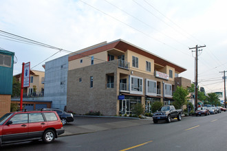 Beaumont Village Lofts in Portland, OR - Foto de edificio - Building Photo