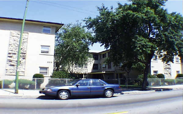 6964 W Diversey Ave in Chicago, IL - Foto de edificio