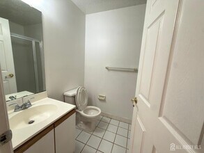 5 Edinburgh Ct in Edison, NJ - Building Photo - Building Photo