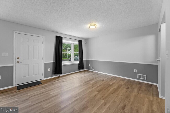 66 Cheverny Ct in Hamilton Township, NJ - Foto de edificio - Building Photo