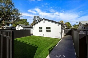 22255 Wyandotte St in Los Angeles, CA - Building Photo