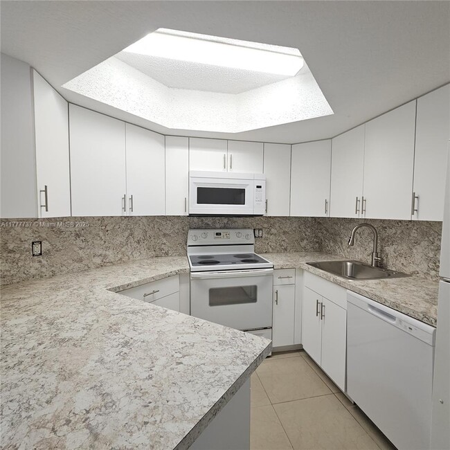 8245 Lake Dr in Doral, FL - Building Photo - Building Photo