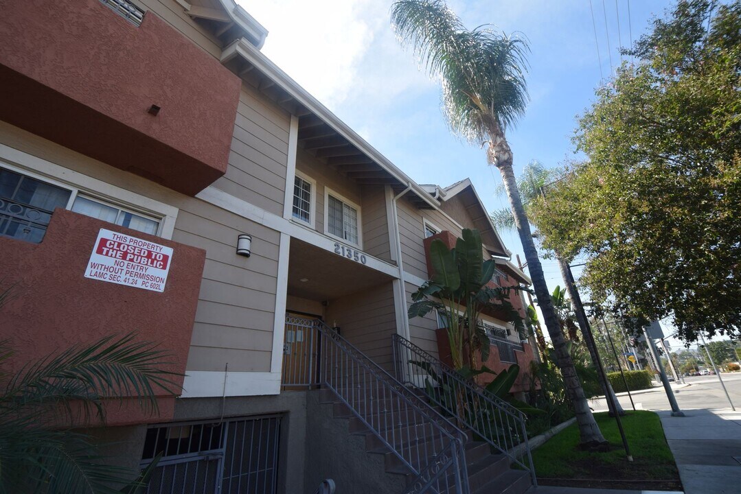 21350 Parthenia St in Los Angeles, CA - Building Photo