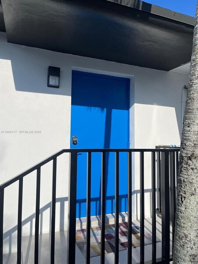 1002 NW 74th St in Miami, FL - Building Photo - Building Photo