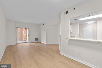 960 Fell St in Baltimore, MD - Foto de edificio - Building Photo