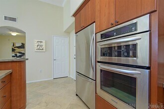 9245 Regents Rd in San Diego, CA - Building Photo - Building Photo