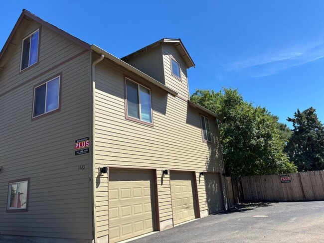 1633 NE Lotus Dr in Bend, OR - Building Photo - Building Photo