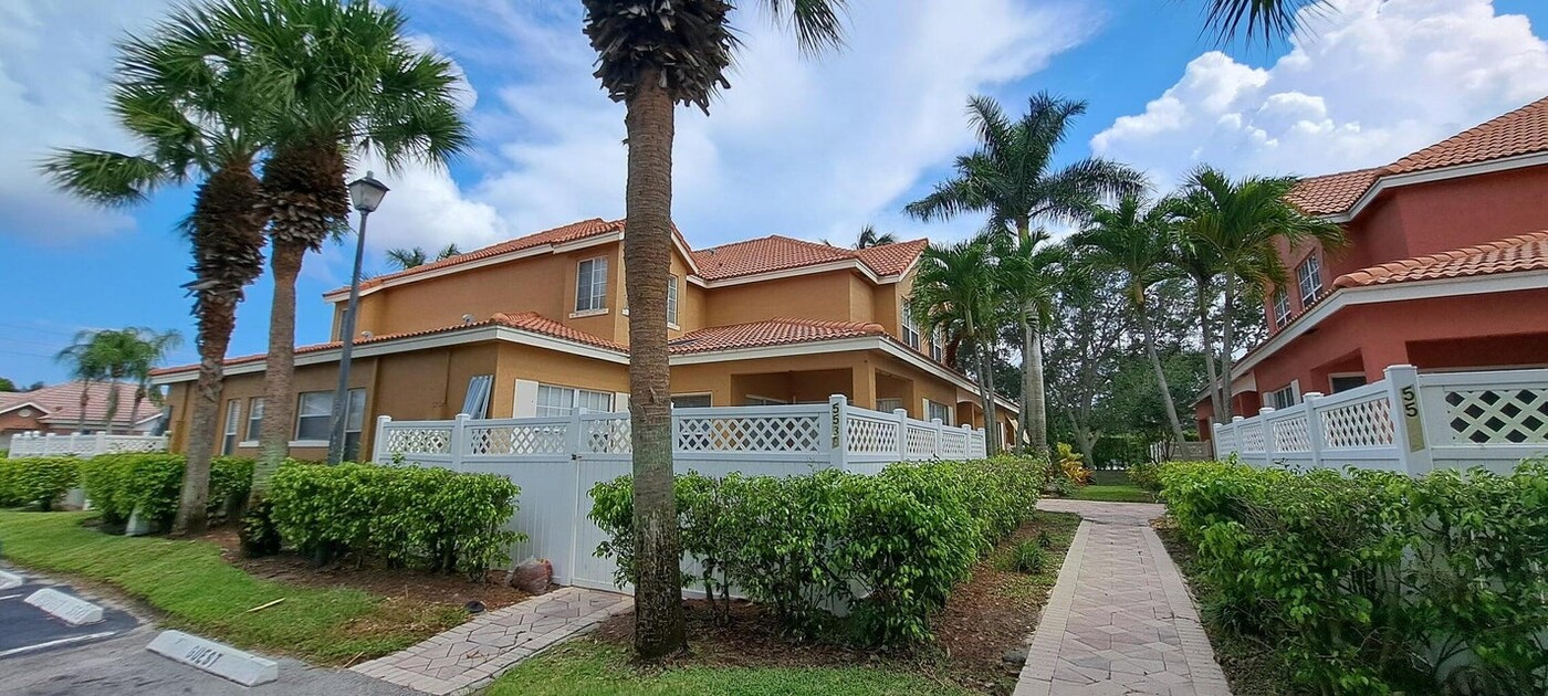 5538 Boynton Gardens Dr in Boynton Beach, FL - Building Photo