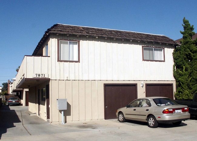 7871 Holt Ave in Huntington Beach, CA - Building Photo - Building Photo