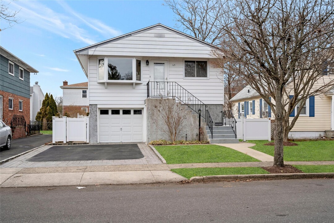 69 Edgewood Rd in Port Washington, NY - Building Photo