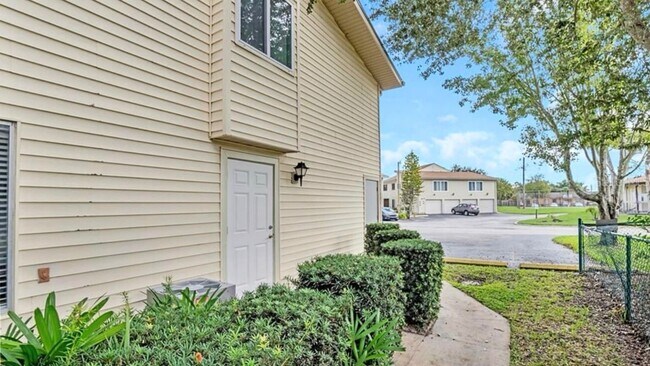 1002 Spring Meadow Dr in Kissimmee, FL - Building Photo - Building Photo