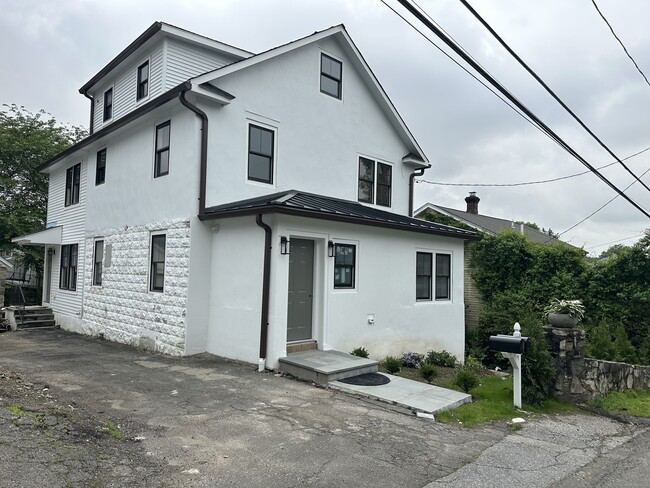 69 Cos Cob Ave in Greenwich, CT - Building Photo - Building Photo