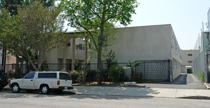 8809 Etiwanda Ave in Northridge, CA - Building Photo - Building Photo