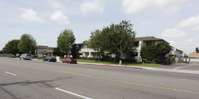 Crown Villa Apartments in Garden Grove, CA - Foto de edificio - Building Photo