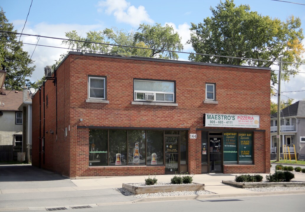 144 Lake St in St Catharines, ON - Building Photo