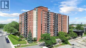 2951 Riverside Dr., Unit 306 in Ottawa, ON - Building Photo