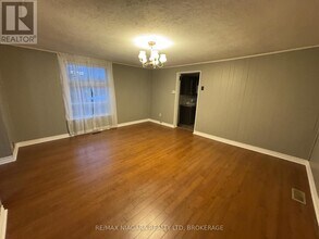 5561 Dorchester Rd in Niagara Falls, ON - Building Photo - Building Photo