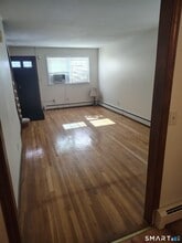 56 Mozart St in West Hartford, CT - Building Photo - Building Photo