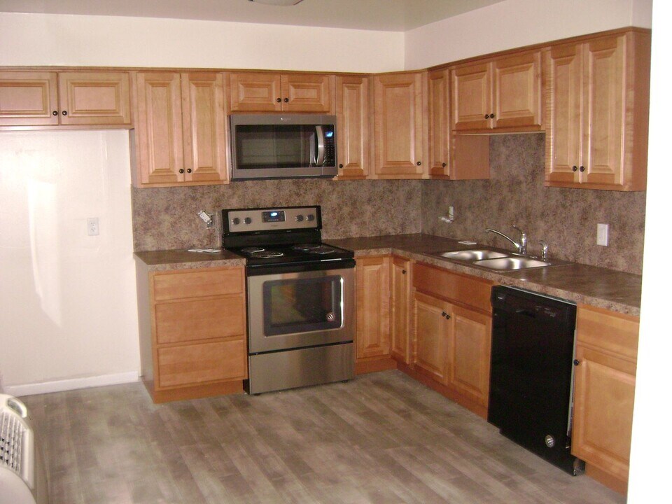 219 Old Forge Dr in Bath, PA - Building Photo