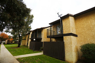 College View Apartments in Bakersfield, CA - Building Photo - Building Photo