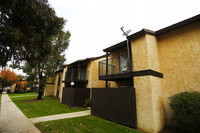 College View Apartments in Bakersfield, CA - Foto de edificio - Building Photo