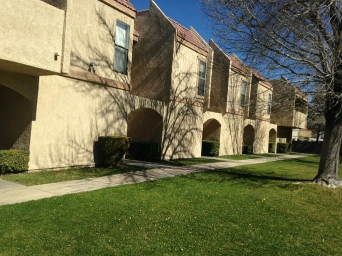 Sunlight Townhomes in Lancaster, CA - Building Photo