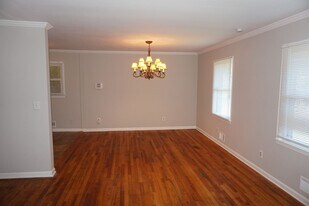 2477 Creekview Dr SW in Marietta, GA - Building Photo