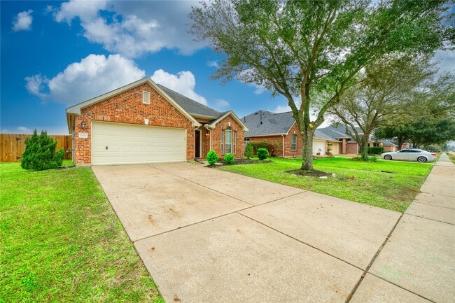 property at 7615 Lakeside Manor Ln