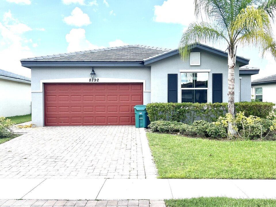 8292 NW Greenbank Cir in Port St. Lucie, FL - Building Photo