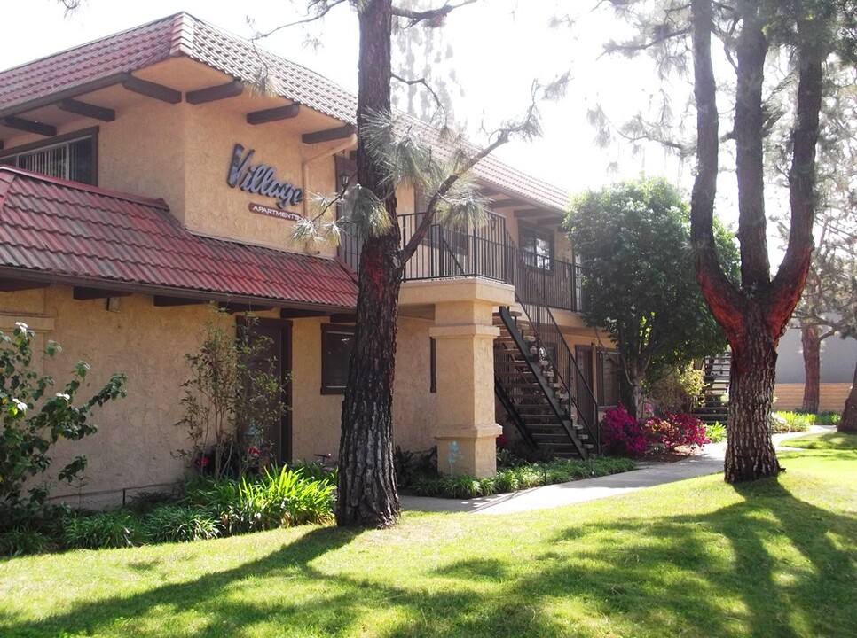 Village Apartments in Glendora, CA - Foto de edificio