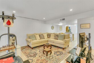 2727 Briarhurst Dr in Houston, TX - Building Photo - Building Photo